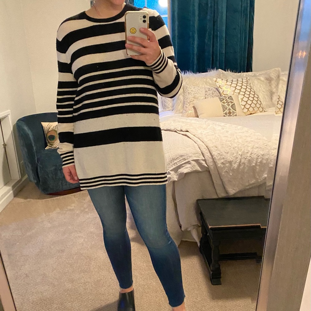 Long equipment black and white sweater